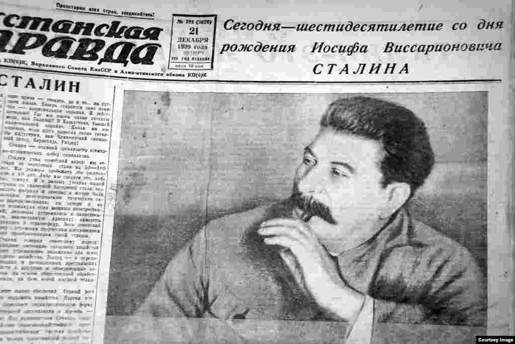 Номер газеты «Казахстанская правда» за 21 декабря 1939, посвященный 60-летию Иосифа Сталина. В газете опубликована, в том числе, перепечатка огромного панегирика Анастаса Микояна «Сталин – это Ленин сегодня» из «Правды», поздравительные письма от коллективов казахстанских фабрик, заводов, колхозов, совхозов, а также стихотворные посвящения известных казахских поэтов вождю в переводах русских поэтов Казахстана.