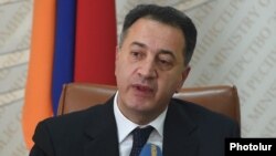 Armenia - Economy Minister Karen Chshmaritian at a news conference in Yerevan, 15Oct2014.