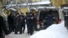 Полицейские и прохожие на месте убийства криминального авторитета Аслана Усояна. Москва, 16 января 2013 года.