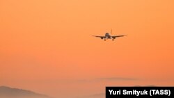 Airbus A319 в небе над Владивостоком.