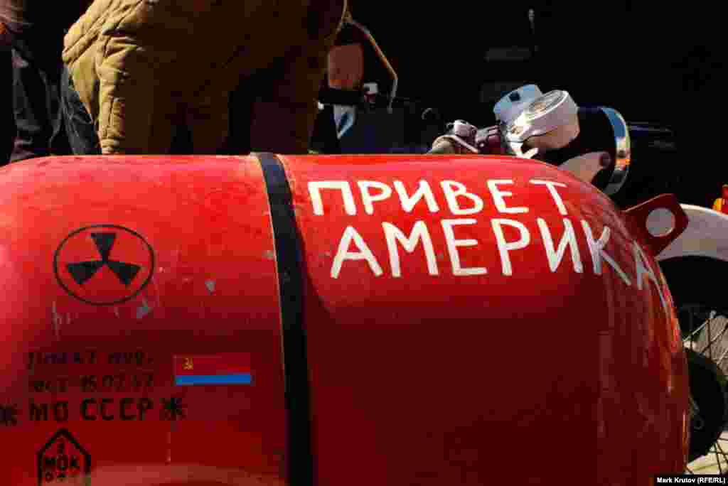 &quot;Привет Америка!&quot; &ndash; надпись на газовом баллоне, который прикреплен к мотоциклу