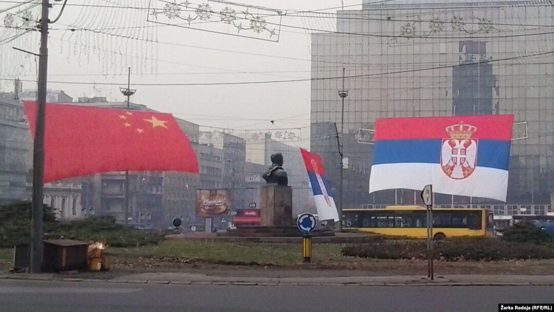 Zastave Kine i Srbije oko spomenika Dimitriju Tucoviću na Slaviji u Beogradu