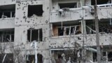 <p>Это фото, сделанное 18 апреля 2025 года, показывает повреждённый жилой дом после ракетного удара в Харькове на фоне российского вторжения в Украину. Photo by SERGEY BOBOK / AFP