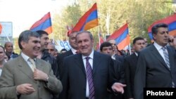 Armenia -- Former President Levon Ter-Petrosian (C) leads an opposition demonstration in Yerevan, 28Apr2011.