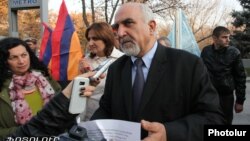 Паруйр Айрикян перед резиденцией президента Армении (архив)