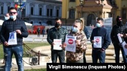 Mai multi angajati din HoReCa protesteaza in Piața Unirii din Timișoara, marți, 16 februarie 2021.