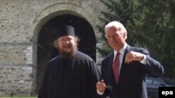 Američki predsednik Džo Bajden u razgovoru sa ocem Savom Janjićem u manastiru Visoki Dečani, 21. maja 2009.