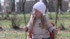 Батьки вибороли для сліпої доньки навчання у звичайній школі (відео)