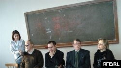 Утыралар: Надир Дәүләт, Кәрим Камал, Илдар Низамов, Нәзифә Кәримова (сулдан уңга)