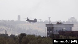 Elicopter militar american în apropierea ambasadei SUA la Kabul, unde are loc evacuarea angajaților civili americani și a afganilor cu care au colaborat, aflați acum în pericol de moarte, în fața avansului milițiilor Taliban, Kabul, Afganistan, 15 august 2021