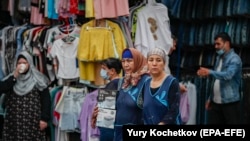 Трудовые мигранты на рынке в Москве.