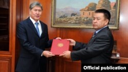 Президент Алмазбек Атамбаев менен КСДПнын лидери Чыныбай Турсунбеков