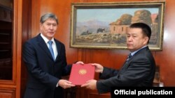 Президент Атамбаев КСДП фракциясынын лидери Турсунбековго башкаруучу коалиция түзүү мандатын тапшырууда. 8-декабрь.