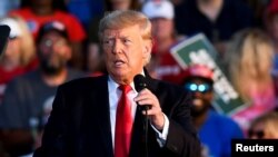 Fostul președinte american, Donald Trump, la o manifestație politică în orașul Wellington/Ohio, la 26 iunie 2021. După alegerile din noiembrie, acesta a refuzat să accepte rezultatul scrutinului, deși diferența era de peste 5 milioane de voturi și 74 de electori în favoarea democratului Joe Biden.