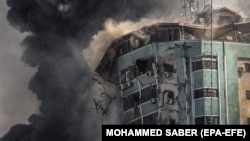 Blocul turn din Gaza care găzduia mai multe organizații media, lovit de aviația israeliană, 15 mai 2021.