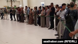 Aşgabadyň halkara aeroportunda “dosadka”, ýagny uçara münmedik ýolagçylaryň deregine bilet satyn almak üçin nobata duran adamlar