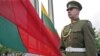 Церемонія підняття прапора під час вшанування пам’яті понад 30 тисяч литовців, депортованих до Сибіру та на Далекий Схід. Вільнюс, 14 червня 2009 р.