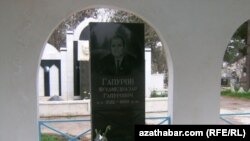 Muhammetnazar Gapurow Aşgabat şäherindäki gonamçylygyň Hormat alleýasynda jaýlandy.