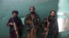 Luptători talibani patrulează baza militară și aeroportul din Bagram , Afganistan, 23 septembrie 2021. 