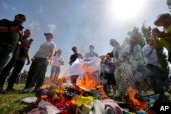 Candidată la UE, Georgia are o istorie lungă de violențe anti-LGBT+ în masă. În iulie 2023, sute de persoane au atacat marșul Pride de la Tbilisi, pornind incendii și vandalizând chioșcurile.