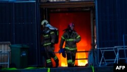 Pompieri la intrarea principală a Bursei daneze, 16 aprilie 2024.