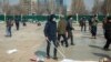 8-марттагы акцияда күч колдонгон беткапчан адамдар. 