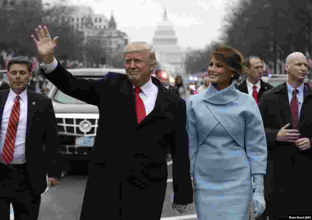 Prezident Donald Tramp bilen baş hanym Melaniýa Tramp 2017-nji ýylyň 20-nji ýanwarynda, Pensilwaniýa awende barýan dabarada &nbsp;