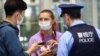 Beloruska atletičarka Kristina Timanovskaja razgovara sa policijom na međunarodnom aerodromu Haneda u Tokiju, Japan, 1. avgusta 2021.