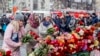 Цветы на месте трагедии в Кемерове.