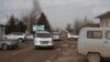 В центре - машины скорой помощи в селе Ынтымак Сарыагашского района Южно-Казахстанской области.11 февраля 2015 года.