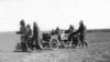 Спасающиеся от Голода казахи, покидающие родину. Предположительно 1932 год. Фото из Центрального государственного архива кинофотодокументов и звукозаписей Казахстана. 