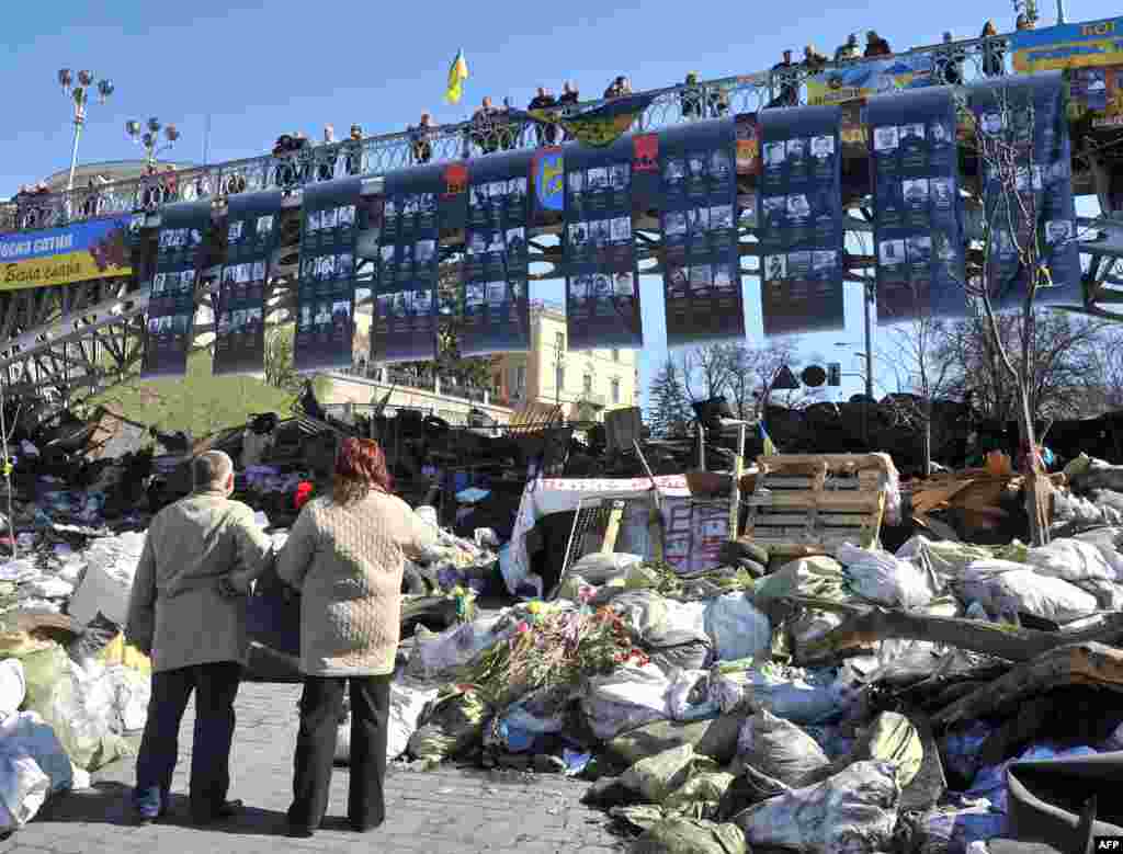 30 березня тисячі українців прийшли на майдан Незалежності, щоб вшанувати пам&#39;ять загиблих під час масових протестів проти політики влади 18&ndash;20 лютого
