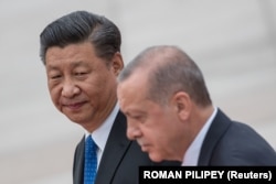 Türkiýäniň prezidenti Rejep Taýýyp Erdogan we Hytaýyň prezidenti Si Jinpin Pekindäki Halk mejlisiniň Uly zalynda geçirilen dabara gatnaşýarlar. Hytaý, 2019-njy ýylyň 2-nji iýuly.