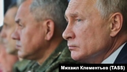 Президент России Владимир Путин и министр обороны России Сергей Шойгу наблюдают за учений на полигоне Капустин Яр в Астраханской области. 25 сентября 2022 г.