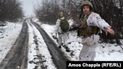 Ukrainanyň Luhansk oblastynda, gar bilen örtülen ýoldan barýan soldat, 2021-nji ýylyň dekabry