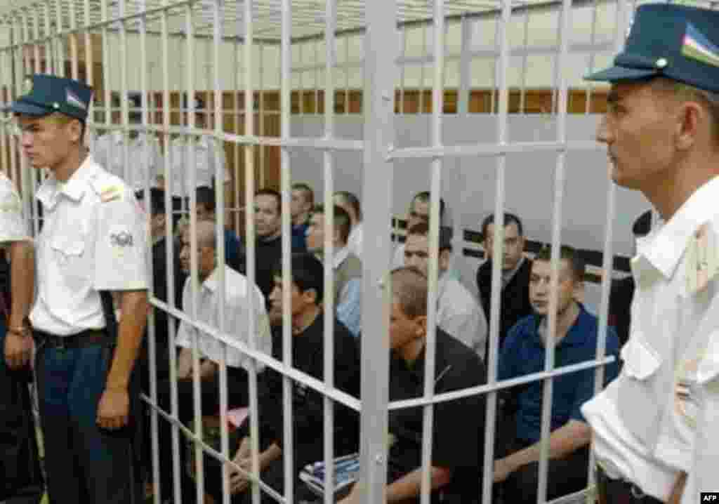 Әндиҗан вакыйгаларында гаепле табылган 15 кешенең мәхкәмә утыршы, сентябр 2005