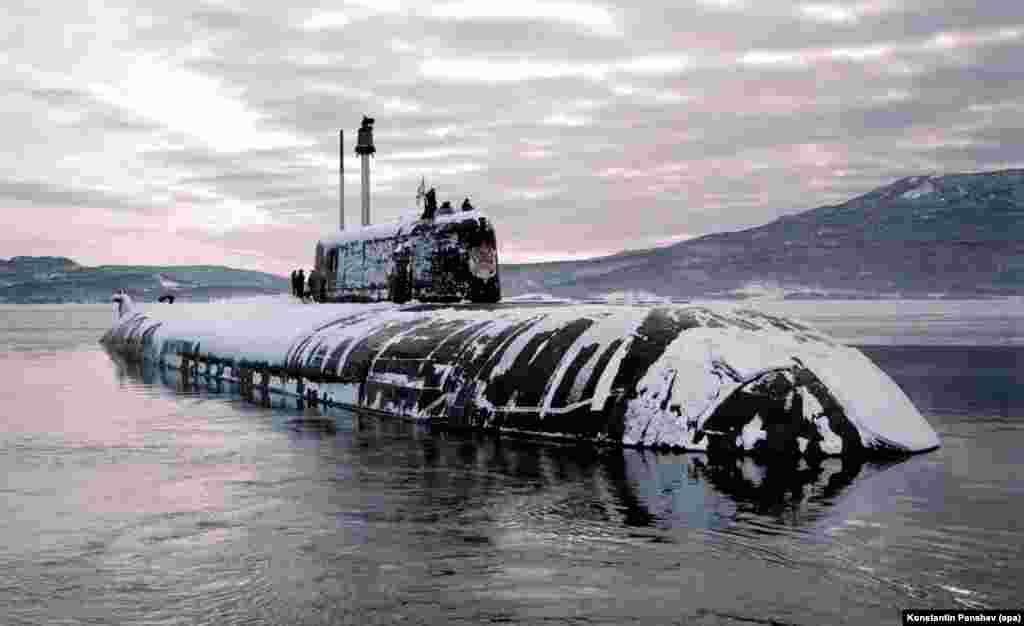 Атомная подводная лодка у Курильской гряды в 1998 г. Еще один фактор, привязывающий Россию к островам: военная стратегия. Глубоководные коридоры между островами позволяют российским подлодкам выходить в Тихий океан