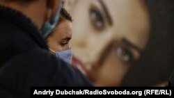 «Для видачі бюлетеня виборцю члену ДВК потрібно встановити особу, а для цього виборцю доведеться зняти маску», – написала у фейсбуці секретар ЦВК Олена Гатаулліна