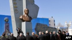 Իսլամ Քարիմովի արձանի բացումը Թուրքմենստանի Թուրքմենաբադ քաղաքում, 7-ը մարտի, 2017 թ․ 