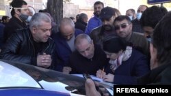 Родители пропавших без вести военнослужащих перед зданием посольства РФ пишут письмо президенту России Владимиру Путину, Ереван, 24 ноября 2020 г.