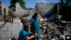 Настасия Владимировна показва какво е останало от къщата й в Мостишче, Украйна, на 6 юни 2022 г.