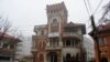 Vila de patrimoniu, construită în perioada interbelică de arhitectul Toma Socolescu, a fost una dintre locuințele lui S.O.Vântu. I se spune „palatul”