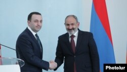 И. он премьер-министра Армении Никол Пашинян (справа) и премьер-министр Грузии Ираклий Гарибашвили, Ереван, 12 мая 2021 г.