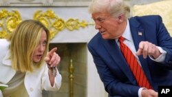 АКШнын президенти Дональд Трамп Италиянын премьер-министри Жоржия Мелони менен Ак үйдөгү жолугушууда. 17-апрель, 2025-жыл.