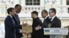  Președintele francez Emmanuel Macron, cancelarul german Friedrich Merz, președintele ucrainean Volodimir Zelenski, premierul polonez Donald Tusk și premierul britanic Keir Starmer își strâng mâinile după o conferință de presă comună a liderilor „Coalition of Willing” din 12 mai.