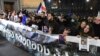 Антиурядові протестувальники тримають фото побитих поліцейськими мітингарів під час масових демонстрацій проти рішення уряду Грузії відкласти переговори про вступ до ЄС. Тбілісі, 7 грудня 2024 року