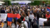 Ցուցարարներն արյունոտ կոշիկ և մոլոտովյան կոկտեյլ «նվիրեցին» Ռուսաստանի դեսպանատանը