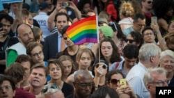 Americanii new-yorkezi își exprimă durerea și solidaritatea cu cei afectați de atacul de la Orlanda
