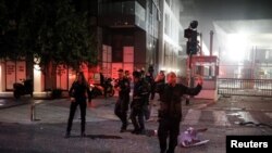 Bezbjednosne snage u Tel Avivu na mjestu iranskog raketnog napada, 13. juna