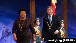 Кыргызстандын экс-президенти Р.Отунбаева жана жаңы президенти А.Атамбаев. 1.12.2011 